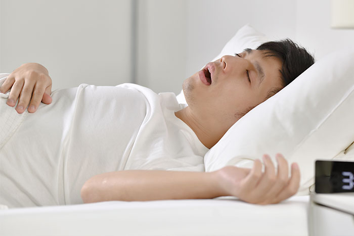 睡眠中の男性