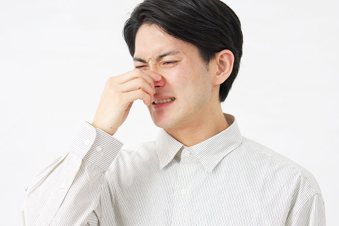 鼻を痛がる男性