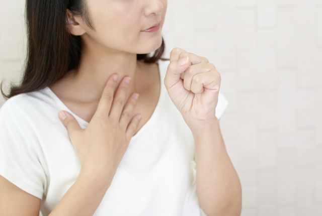 咳ばらいをしている女性