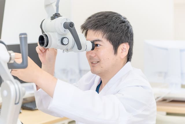耳の診察を受ける女性