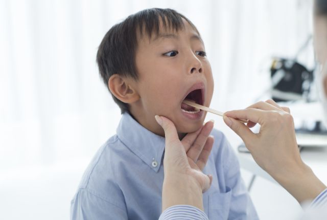 病院で診察を受ける男の子