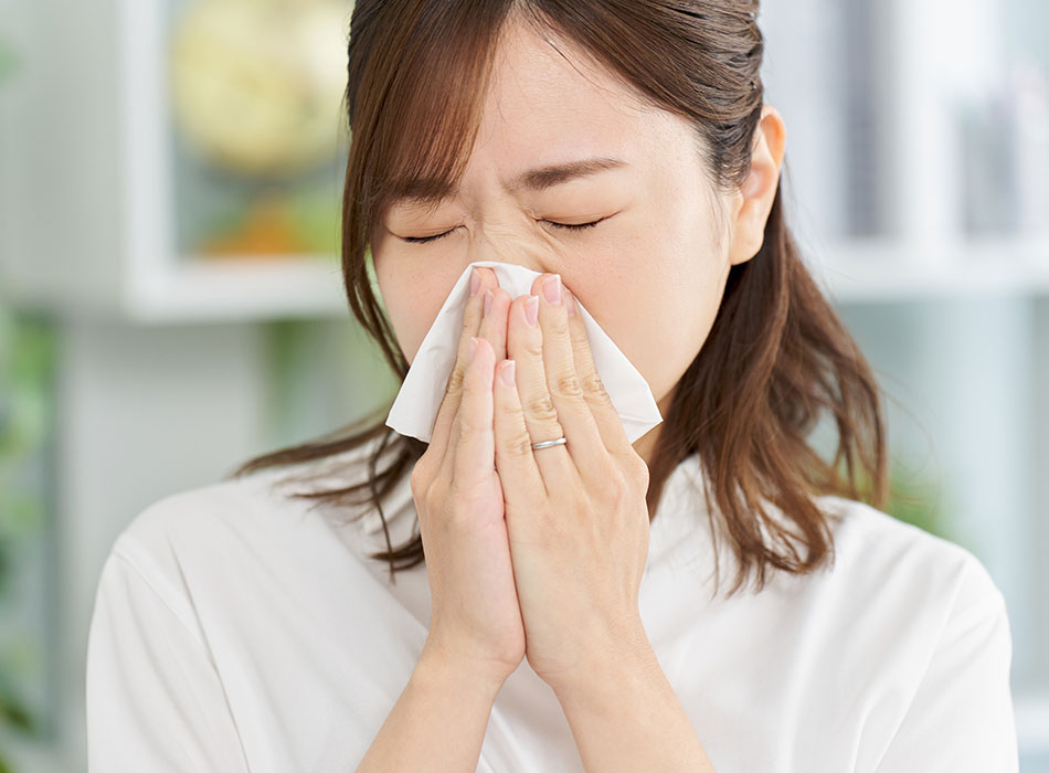 鼻をかむ女性
