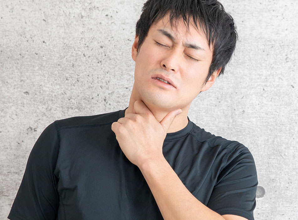 喉を痛がる男性
