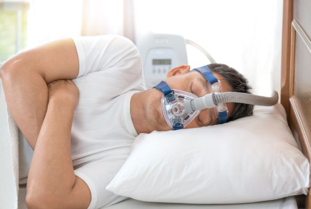 CPAPを装着して寝る男性